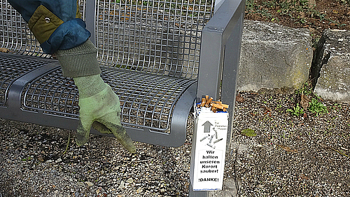 Tetrapack-Aschenbecher an Parkbank in Bad Rappenau