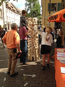 Turmbau aus Bauklötzen in Freiburg